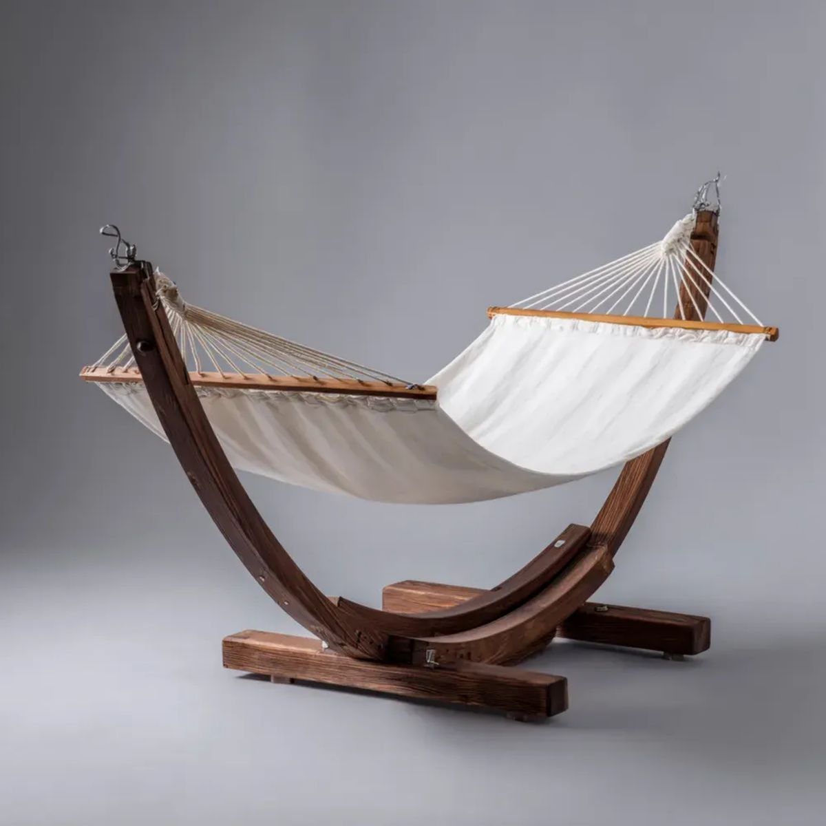 Hamak lub fotel wiszący, Wzdłuż stojącego hamaka w brązowym i białym drewnie i bawełnianym płótnie, 300 x 120 x 110 cm