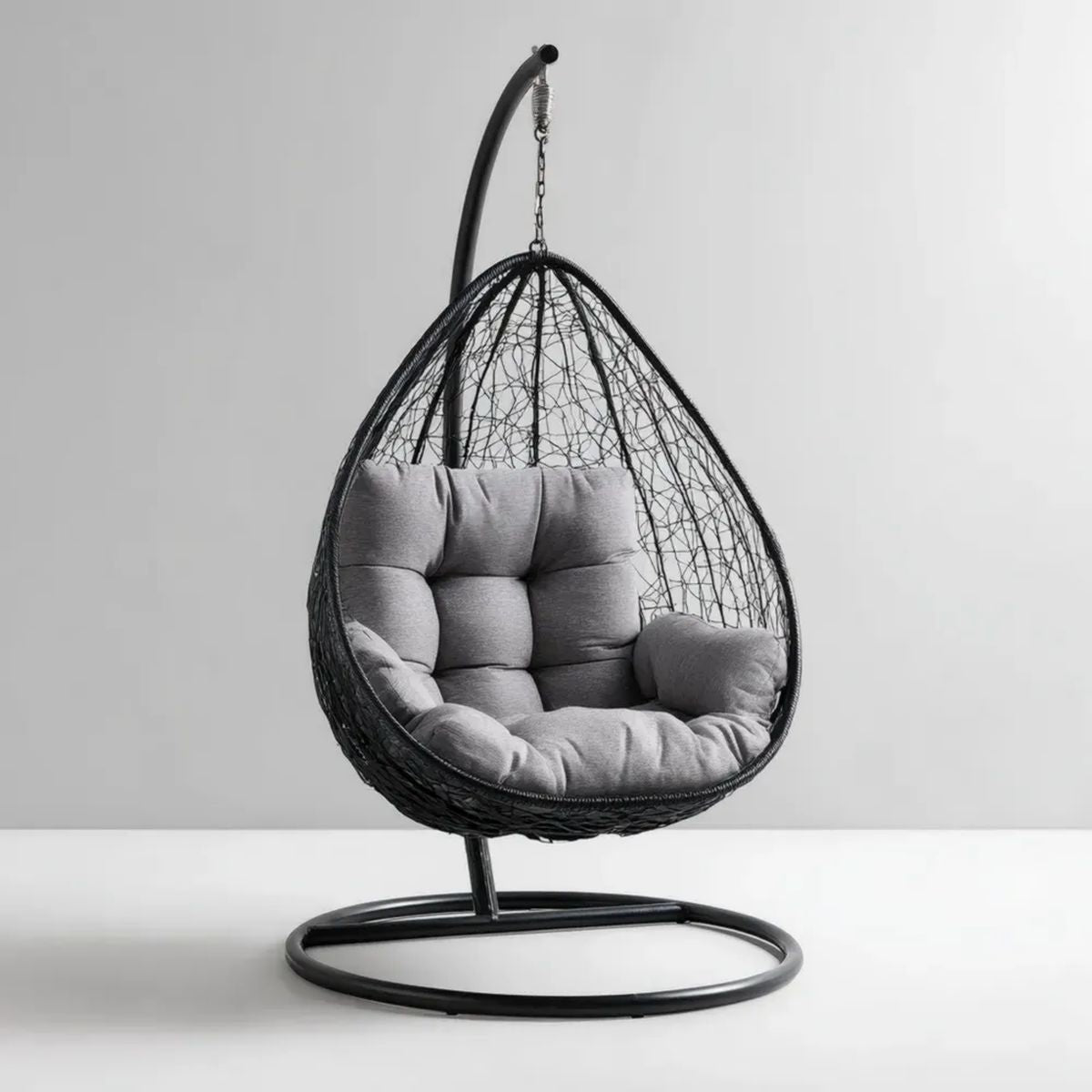 Hamak lub fotel wiszący, Krzesło do zawieszenia czarnej nóżki w stalowej stali stopowej i rattanie PE z szarą poduszką, 105 x 105 x 195 cm